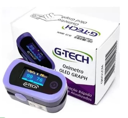 Técnico de enfermagem. Oxímetro de dedo G-Tech OLED Graph na cor roxa, com display aceso e caixa do produto ao fundo.
