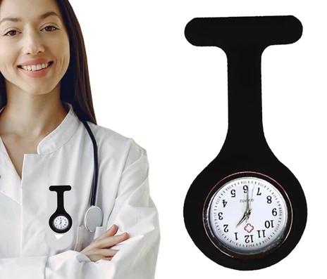 Técnico de enfermagem. Imagem de uma mulher com jaleco médico sorrindo ao lado de um relógio de jaleco, com design em forma de "T".
