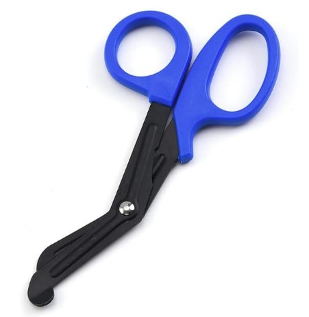 Técnico de enfermagem. Tesoura de urgência com cabo azul e lâmina preta, utilizada em atendimentos de primeiros socorros e enfermagem.