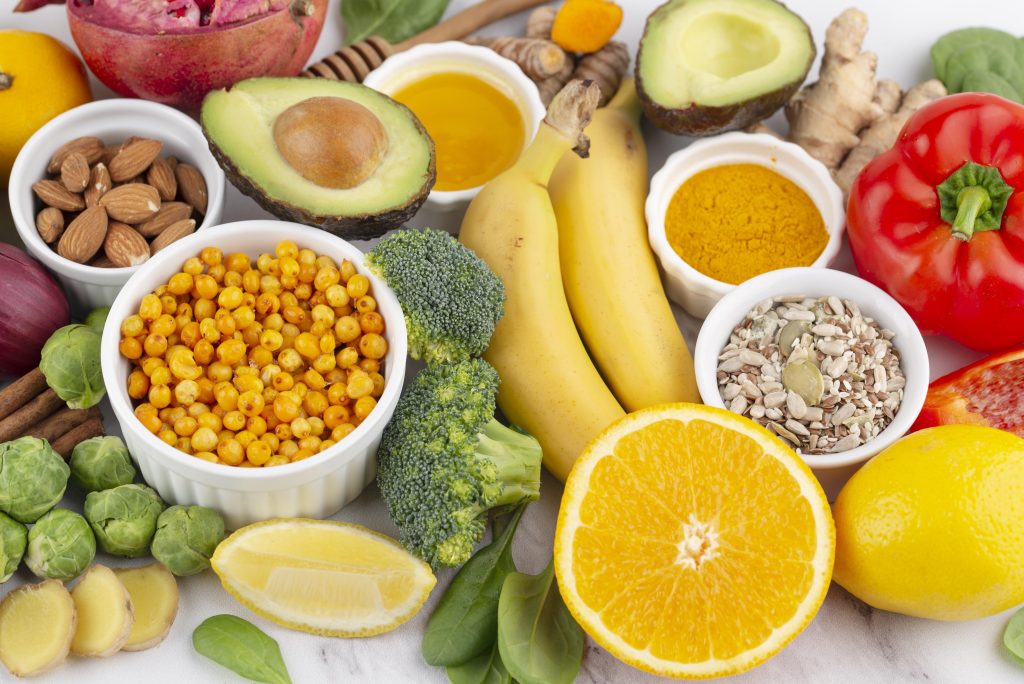 Frutas, legumes, sementes e grãos integrais representam fibras que regulam o intestino e ajudam a prevenir a prisão de ventre