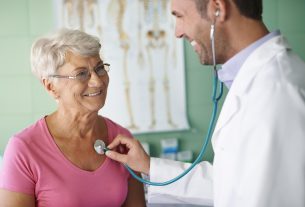 Médico examina idosa, destacando a importância de cuidados preventivos e atenção à saúde na melhor idade.