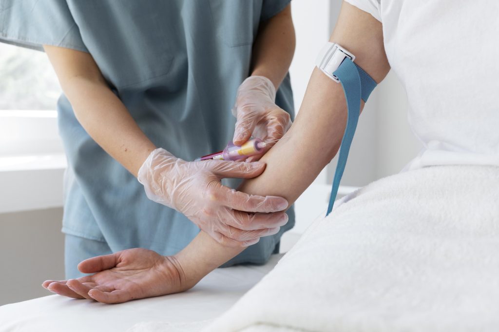 Profissional de saúde realiza coleta de sangue e administra medicamento sob supervisão adequada