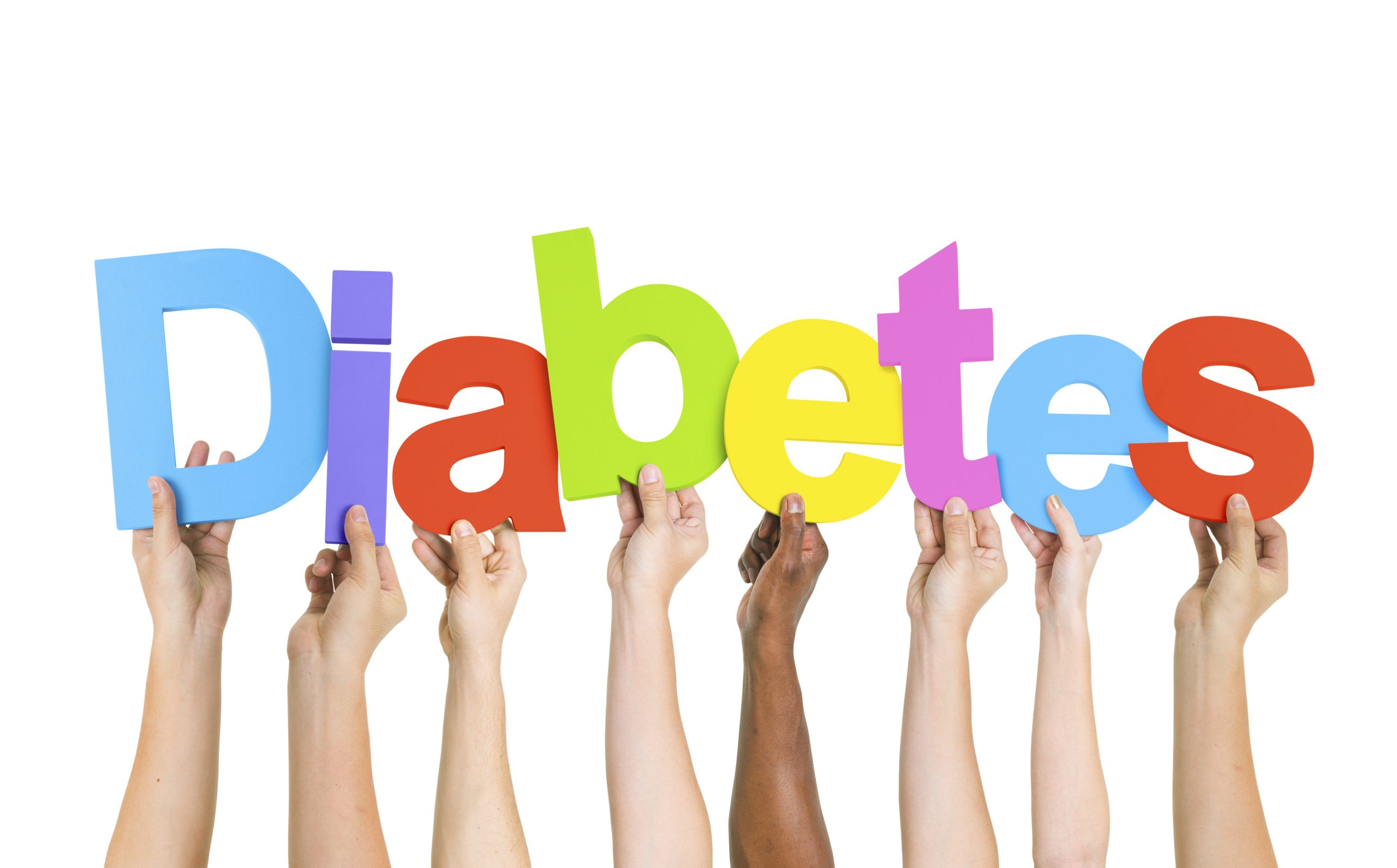 Mãos seguram letras coloridas formando a palavra diabetes, representando a conscientização sobre sintomas e diagnóstico.