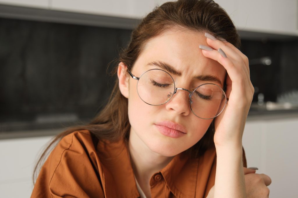 Mulher com fadiga e exaustão, possível sinal de anemia física e mental