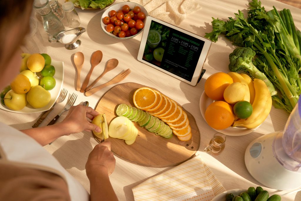 Pessoa preparando frutas frescas para dieta equilibrada e emagrecimento saudável