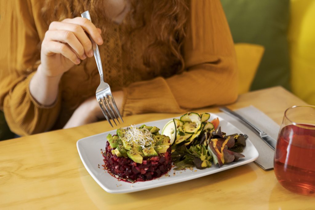 Prato colorido com legumes frescos, abacate e salada, ideal para saciedade e saúde intestinal